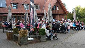 Ein Archivbild aus dem Jahr 2022 zeigt den Abschlussgottesdienst am Strandhaus in Birkach. 